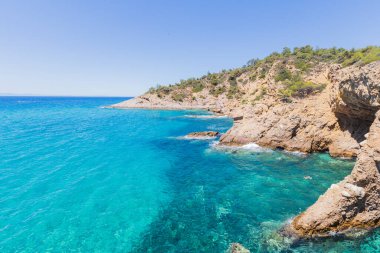 Yunanistan 'da Crystal Clear Waters ve Rocky Shoreline, Güneşli Yaz Günü