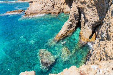 Yunanistan 'da Crystal Clear Waters ve Rocky Shoreline, Güneşli Yaz Günü