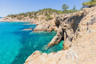 Yunanistan 'da Crystal Clear Waters ve Rocky Shoreline, Güneşli Yaz Günü