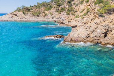 Yunanistan 'da Crystal Clear Waters ve Rocky Shoreline, Güneşli Yaz Günü