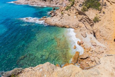 Yaz güneşli bir günde Rocky Shore 'da Saklı Plaj