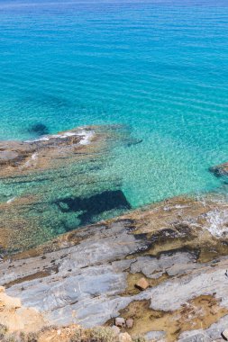 Kristal berraklığında Turkuaz Deniz Suları Yaz Günü Rocky Kıyı şeridi boyunca