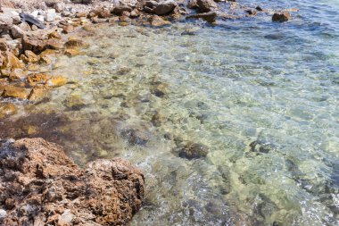 Yunanistan 'ın Thassos kentinde kristal berraklığında sular ve sakin deniz manzaralarıyla sersemletici kayalık kıyı şeridi.