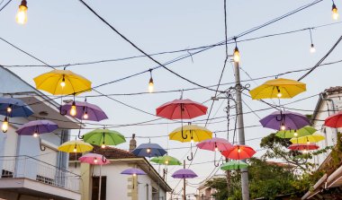 Şehir Caddesinde Parlak Işıklı Renkli Şemsiye Yükleme