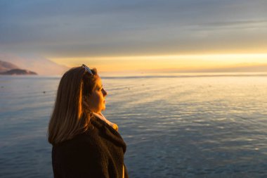 Gün batımında Serene Gölü 'nün Tadını Çıkaran Kadın, Mutluluk ve Huzur Işığı