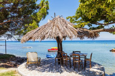 Saf Şemsiyeli Sahil Salonu ve Manzaralı Okyanus Manzarası