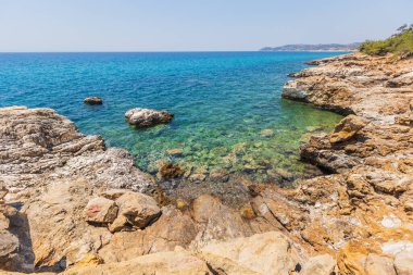 Yunanistan 'da Crystal Clear Waters ve Rocky Shoreline, Güneşli Yaz Günü