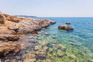 Yunanistan 'da Crystal Clear Waters ve Rocky Shoreline, Güneşli Yaz Günü
