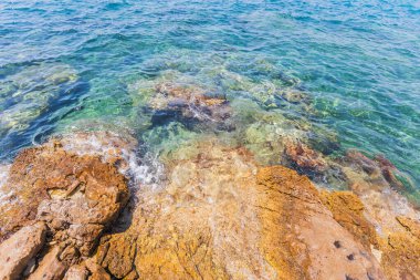 Yunanistan 'da Crystal Clear Waters ve Rocky Shoreline, Güneşli Yaz Günü