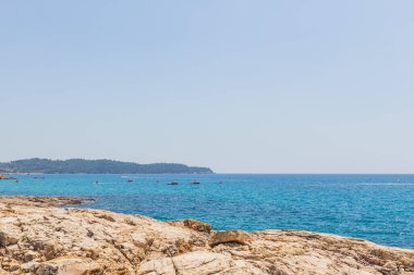 Yunanistan 'da Crystal Clear Waters ve Rocky Shoreline, Güneşli Yaz Günü