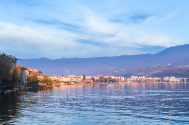 Kuzey Makedonya 'daki Ohri Gölü üzerinde çarpıcı bir gün batımı