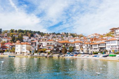 Geleneksel evleri, renkli tekneleri ve sakin suları sergileyen Ohri göl kenti büyüleyici manzarası.