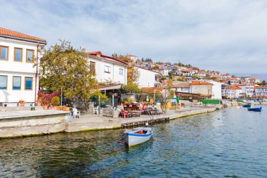 Geleneksel evleri, renkli tekneleri ve sakin suları sergileyen Ohri göl kenti büyüleyici manzarası.