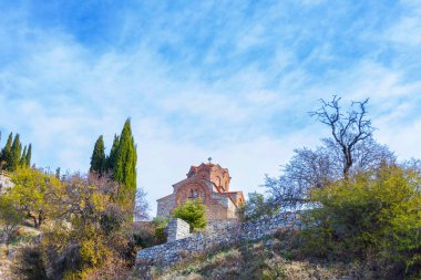 Rocky Cliff, Ohri, Kuzey Makedonya 'daki Kaneo' daki St. John Kilisesi Manzarası