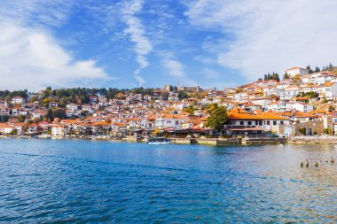 Ohri Gölü kıyısındaki tarihi bir kasaba olan Kuzey Makedonya 'nın büyüleyici mimarisi ve çarpıcı göl manzaralarıyla tanınan Ohri kentinin manzarası, burayı popüler bir turizm beldesi haline getiriyor..