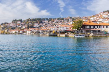 Ohri Gölü kıyısındaki tarihi bir kasaba olan Kuzey Makedonya 'nın büyüleyici mimarisi ve çarpıcı göl manzaralarıyla tanınan Ohri kentinin manzarası, burayı popüler bir turizm beldesi haline getiriyor..