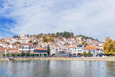 Ohri Gölü kıyısındaki tarihi bir kasaba olan Kuzey Makedonya 'nın büyüleyici mimarisi ve çarpıcı göl manzaralarıyla tanınan Ohri kentinin manzarası, burayı popüler bir turizm beldesi haline getiriyor..