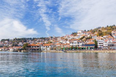 Ohri Gölü kıyısındaki tarihi bir kasaba olan Kuzey Makedonya 'nın büyüleyici mimarisi ve çarpıcı göl manzaralarıyla tanınan Ohri kentinin manzarası, burayı popüler bir turizm beldesi haline getiriyor..