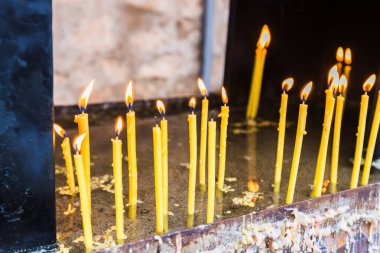 Ortodoks Manastırında Sarı Mum Işığı