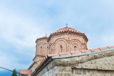 Aziz Naum Manastırı 'nın kapanışı, Bizans mimari güzelliğinin sergilendiği, karmaşık detaylı tuğla kubbeler..