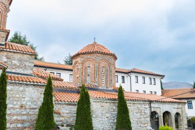 Aziz Naum Manastırı 'nın kapanışı, Bizans mimari güzelliğinin sergilendiği, karmaşık detaylı tuğla kubbeler..