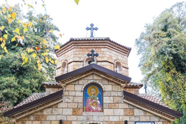Ohri Gölü yakınlarındaki sakin St. Petka Şapeli, dinsel simgelerle dolu antik taş yapı, yemyeşil ile çevrili..