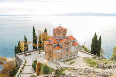 Kaneo 'daki St. John Kilisesi' nin nefes kesici manzarası, Ohri Gölü 'ne Bakış, Serene Waters, Favori Turizm Merkezi, Kuzey Makedonya