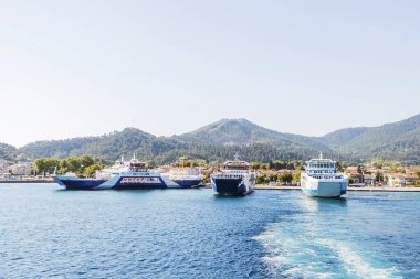 Yunanistan 'da Dağ Manzaralı Picturesque Sahil Kasabasına feribotlar yanaştı