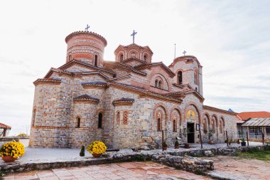 Makedonya 'nın Ohri kentinde yuvalanmış kırmızı kiremitli çatıları ve dini haçları olan şaşırtıcı Bizans tarzı taş ortodoks kilisesi.