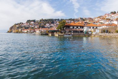 Ohri Gölü 'nün kıyısında sakin bir yamaçta, sakin bir sahil kasabası olan Ohri, berrak bir gökyüzü, sakin ve tarihi bir manzara yaratıyor..