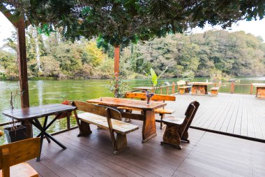 Bereketli yeşillik ve temiz suyla çevrili sakin nehir kenarı restoranı doğada huzurlu bir yemek deneyimi sunuyor..