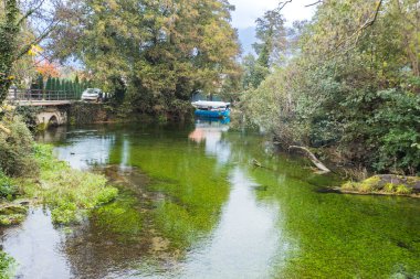 Huzurlu Nehir Sahnesi Huzurlu Doğa 'da Tekne, Köprü ve Yeşillik