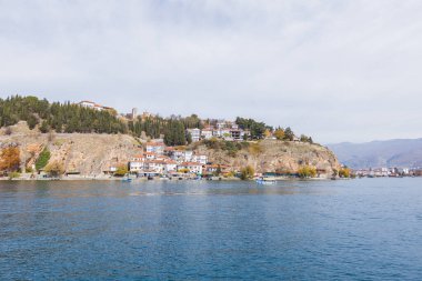 Engebeli uçurumlar ve sakin sular üzerine inşa edilen büyüleyici göl kenti Ohri 'nin çarpıcı manzarası.