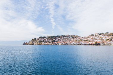 Ohri Gölü 'nün kıyısında sakin bir yamaçta, sakin bir sahil kasabası olan Ohri, berrak bir gökyüzü, sakin ve tarihi bir manzara yaratıyor..