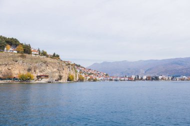 Engebeli uçurumlar ve sakin sular üzerine inşa edilen büyüleyici göl kenti Ohri 'nin çarpıcı manzarası.