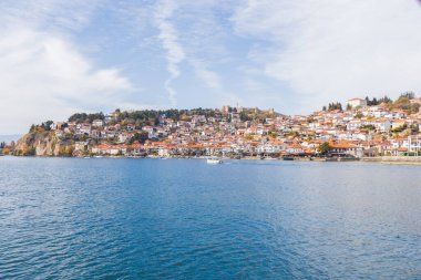 Ohri Gölü 'nün kıyısında sakin bir yamaçta, sakin bir sahil kasabası olan Ohri, berrak bir gökyüzü, sakin ve tarihi bir manzara yaratıyor..