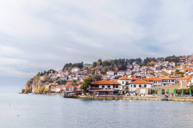 Ohri Gölü 'nün kıyısında sakin bir yamaçta, sakin bir sahil kasabası olan Ohri, berrak bir gökyüzü, sakin ve tarihi bir manzara yaratıyor..