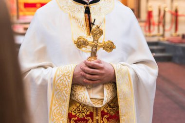 Ortodoks Dini Töreni sırasında Süslü Vestiyer Rahibi Altın Haç Tutuyor