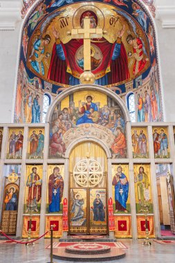 Iconostasis, Dini Sanatlar ve Altın Haçları Gösteren Sırp Ortodoks Kilisesinin İçi