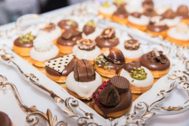 Zarif Enfes Gurme Donutları Karışık Çikolata ve Ceviz Toplama Tepsisi