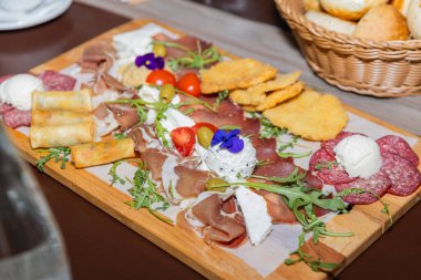 Gurme Aperatif Tabağı Pişmiş Etler Peynirli Zeytinler Taze Ekmek