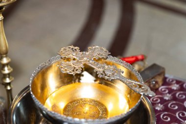 Ortodoks Vaftizleri İçin Kutsal Suyla Gümüş Kasede Altın Haç