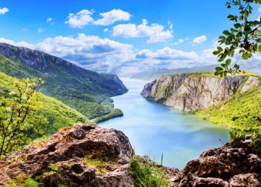 Heybetli Tuna Nehri 'nin dramatik, ormanlık uçurumlar ve dağlarda dalgalanan manzarası. Mavi gökyüzünün altında nefes kesici bir panoramik doğal manzara yakalar..