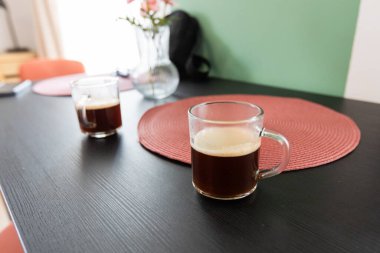 Kahve fincanları kırmızı kaplamalı ve yeşil duvarlı.