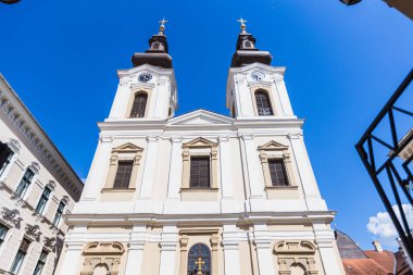 Romanya 'nın Timisoara kentindeki Sırp Ortodoks Katedrali' nin dış görünüşü, güzel mimarisini açık mavi bir gökyüzüne karşı sergiliyor. Din ve seyahat temaları için ideal.