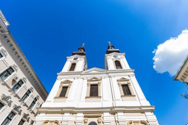 Romanya 'nın Timisoara kentindeki Sırp Ortodoks Katedrali' nin dış görünüşü, güzel mimarisini açık mavi bir gökyüzüne karşı sergiliyor. Din ve seyahat temaları için ideal.