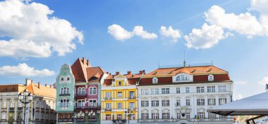 Timisoara 'daki Unirii Meydanı' ndaki Renkli Tarihi Binalar Mavi Gökyüzü Altında Bulutlu