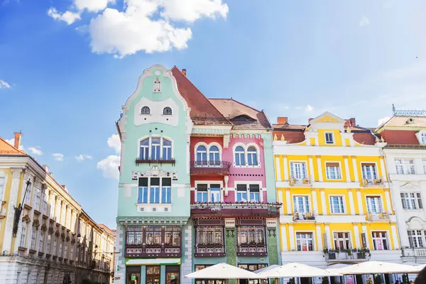 Timisoara 'daki Unirii Meydanı' ndaki Yeni Sanat ve Barok Binaları Mavi Yaz Gökyüzüne Karşı