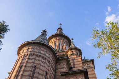 Ağaçlar Tarafından Çerçevelenen Timisoara Ortodoks Katedrali 'nin Çoklu Kuleleri ve Döşemeleri