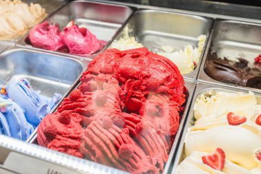 Gourmet Gelato Canlı Ahududu ve Metal Kutularda Karışık Böğürtlen Lezzetleri Görünümü
